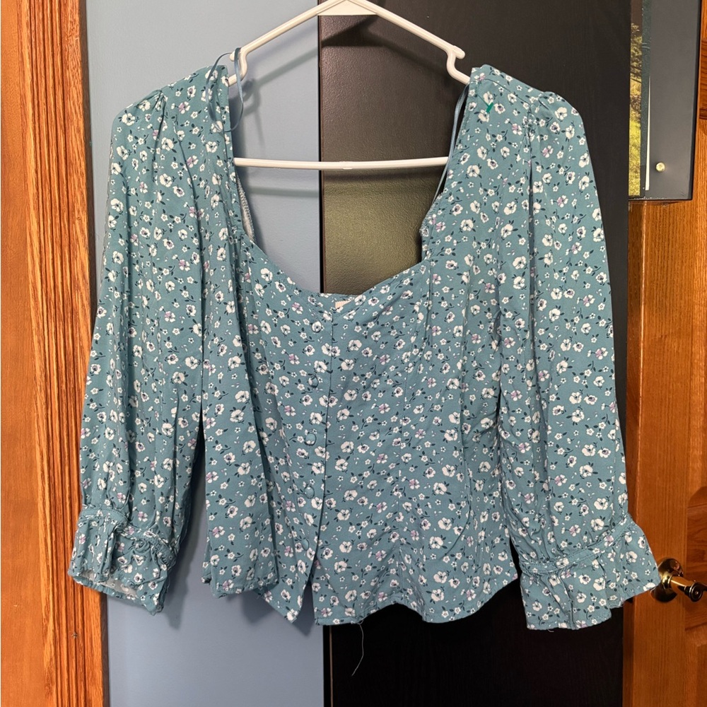 Women's Spring or Summer Blouse. Blue With White and Purple Flowers. Size Medium